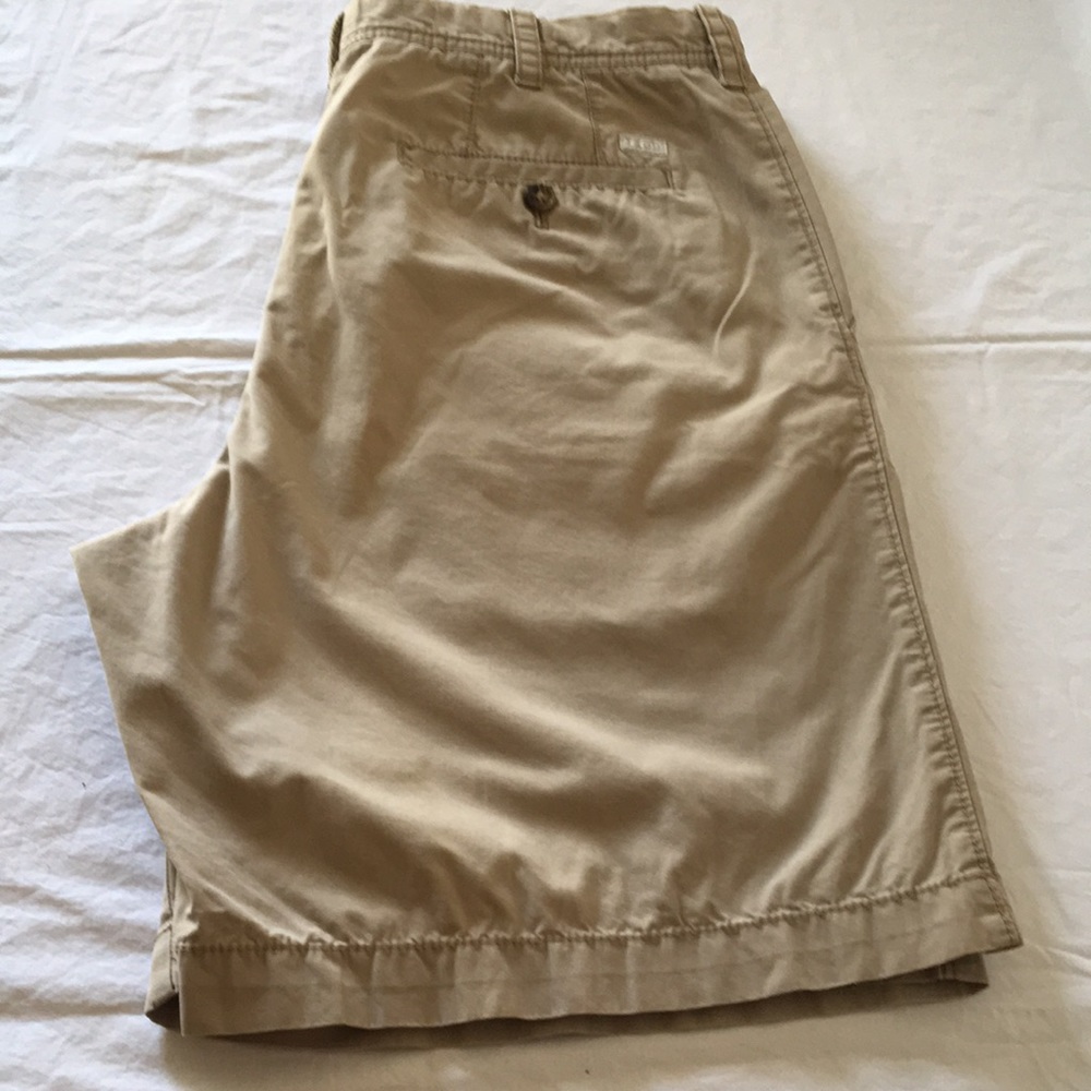 Izod men’s shorts. 9” inseam. flat front, slash pockets. 34 waist